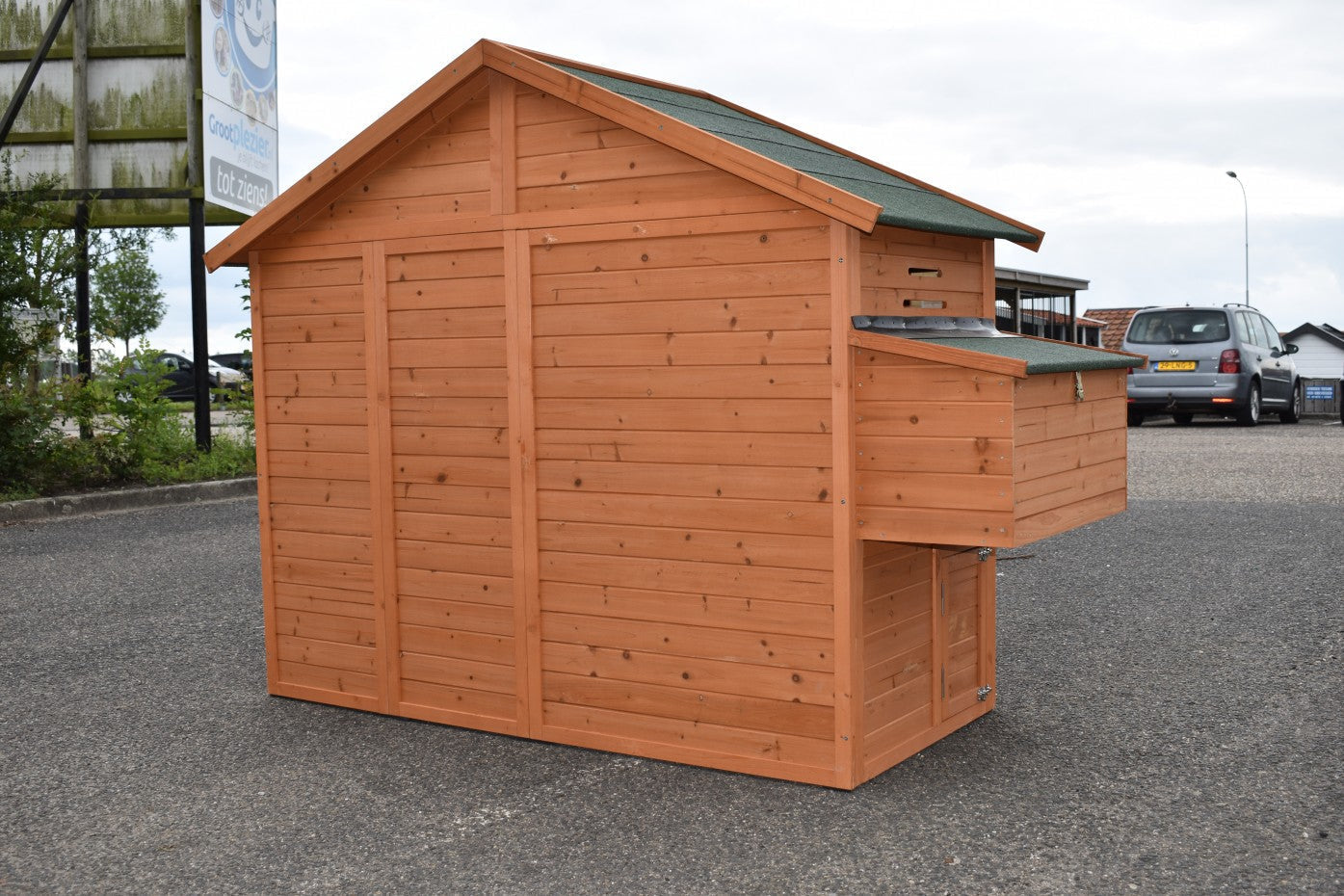 Holiday Medium Chicken Coop